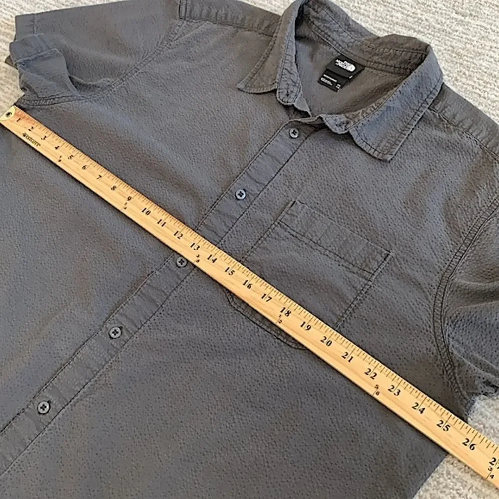 The North Face Short Sleeve Seersucker Button Shirt Mens Size XXL Sun Faded Grey